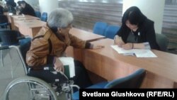 Ярмарка вакансий для людей с ограниченными возможностями. Астана, 27 марта 2014 года. Иллюстративное фото.
