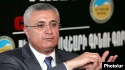 Председатель Центральной избирательной комиссии Армении Гарегин Азарян на пмресс-конференции, Ереван, 15 июля 2011 г.