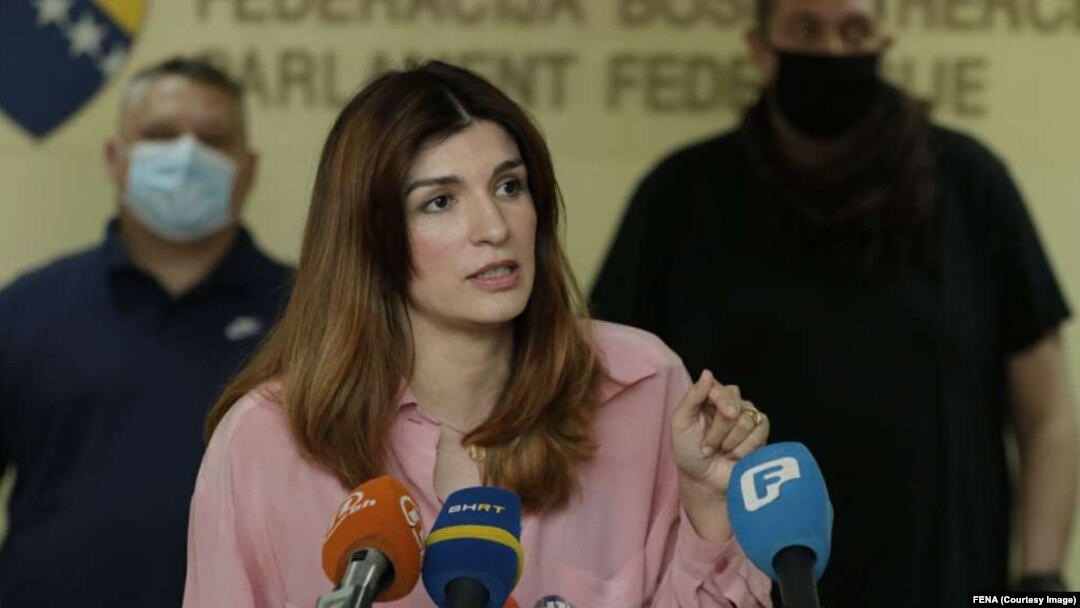 Sabina Ćudić, zastupnica u Zastupničkom domu Parlamentarne skupštine Federacije BiH kaže da na gotovo svakoj sjednici koleginice doživljavaju neprijatnosti, neprimjerene komentare, dobacivanja, ali naravno i puno ozbiljnije stvari poput prijetnji na hodnicima.