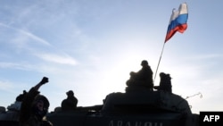Иллюстрационное фото. Сепаратисты под флагом России отходят от линии разграничения в районе поселка Старобешево, Донецкая область, февраль 2015 года