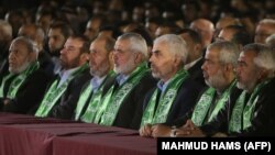 اسماعیل هنیه، نفر وسط، رئیس جدید دفتر سیاسی حماس.