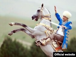 Ak telpekli prezident G.Berdimuhamedow ak bedewiň üstünde.