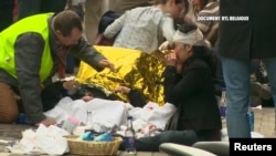 Рятувальники надають допомогу потерпілим біля станції метро «Мальбек»