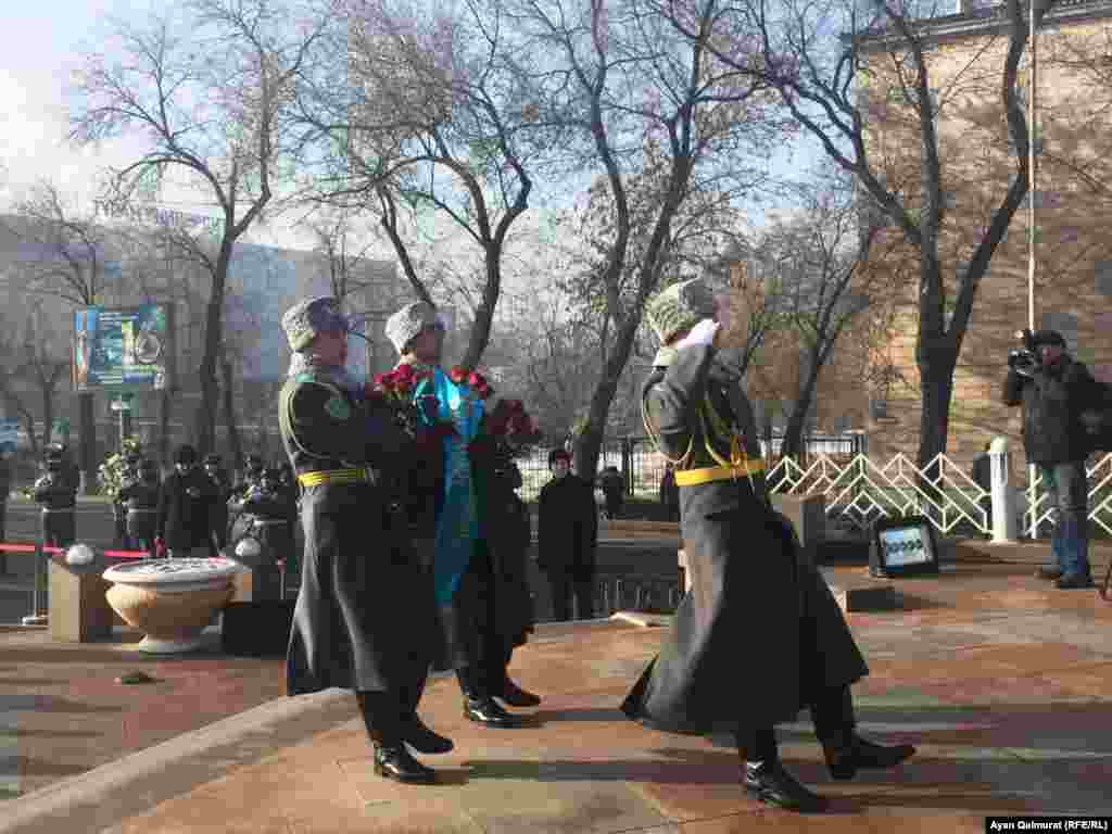 Возложение цветов к монументу «Заря Независимости», воздвигнутому в память о жертвах Декабрьских событий. К церемонии привлечен почетный караул и оркестр Национальной гвардии. Алматы, 17 декабря 2017 года.