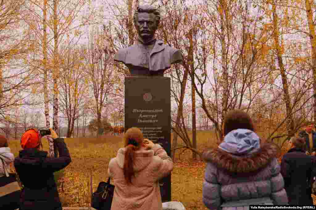 Пам’ятник землякові незвичний: Яворницький – не солідний академік, а молода людина у вишиванці