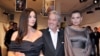 Lola Karimowa-Tyllaýewa (sagda), fransuz akýory Alain Delon (ortada) we italýan aktrisasy Monika Beluççi Pariždäki çärede, 2009-njy ýylyň 8-nji apreli.