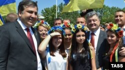 Тодішній голова Одеської ОДА Міхеїл Саакашвілі (ліворуч) і президент України Петро Порошенко. Київ, 2015 рік