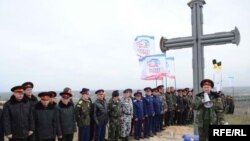 Проросійські козаки біля Поклінного хреста в селі Віліне
