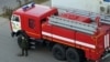 Türkmenistanyň Ýangyn howpsuzlygy gullugynyň işgäri we ulagy. Arhiw suraty