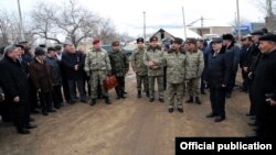 Ադրբեջանի պաշտպանության նախարար Զաքիր Հասանովը Ալիբեյլի գյուղում, փետրվար, 2014թ․