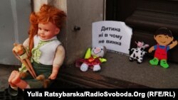 Акція «Принеси ляльку» біля кафедрального собору УПЦ (МП) у Дніпрі, 8 січня 2018 року (ілюстраційне фото)