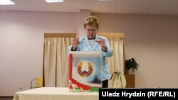 Старшыня ЦВК Лідзія Ярмошына галасуе датэрмінова. Менск, 7 верасьня 2016 году