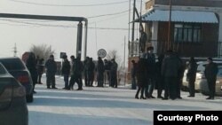 Шахтеры и их близкие у входа на территорию шахты «Тентекская», где протестуют угольщики. Карагандинская область, 12 декабря 2017 года.