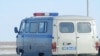 Полицейский микроавтобус покидает место забастовки. Карабатан, 20 декабря 2008 года. 