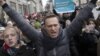 Оппозициячыл активист Алексей Навальныйды Мосвадагы жүрүшкө кошулгандан көп өтпөй полиция кармап кетти, 28-январь 2018-жыл.