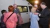 Иллюстративное фото. Президент Украины Петр Порошенко встречает освобожденных из плена Юрия Супруна и Владимира Жемчугова. Киев, 17 сентября 2016 года