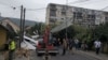U nevremenu u skopskoj opštini Gjorče Petrov, krov zgrade visoke dvadeset metara srušio se, pri čemu su dva vozila ostala pod ruševinama.