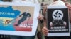 Плакати учасників протесту в Італії проти агресії Росії щодо України. Мілан, 9 червня 2015 року