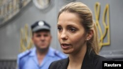 «Рішення цієї людини [Януковича] важко пояснити якоюсь логікою. Ми не можемо передбачити його вчинки або рішення. Це дуже ризиковано і страшно бути в руках цієї людини, фактично його заручником»