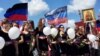 Сэпаратысты на месцы катастрофы «Боінга» МН17 правялі мерапрыемствы па ўшанаваньні загінулых. Грабава, Данецкая вобласьць, 17 ліпеня 2015 году