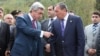 Президент Армении Серж Саргсян (слева) беседует с губернатором Сюника Суриком Хачатряном (архив)