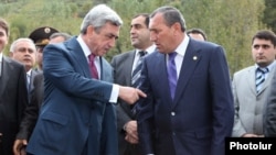 Президент Армении Серж Саргсян (слева) беседует с губернатором Сюника Суриком Хачатряном (архив)