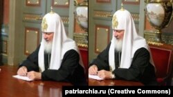 Блоггеры уличили РПЦ в попытке скрыть дорогие часы на руке патриарха Кирилла