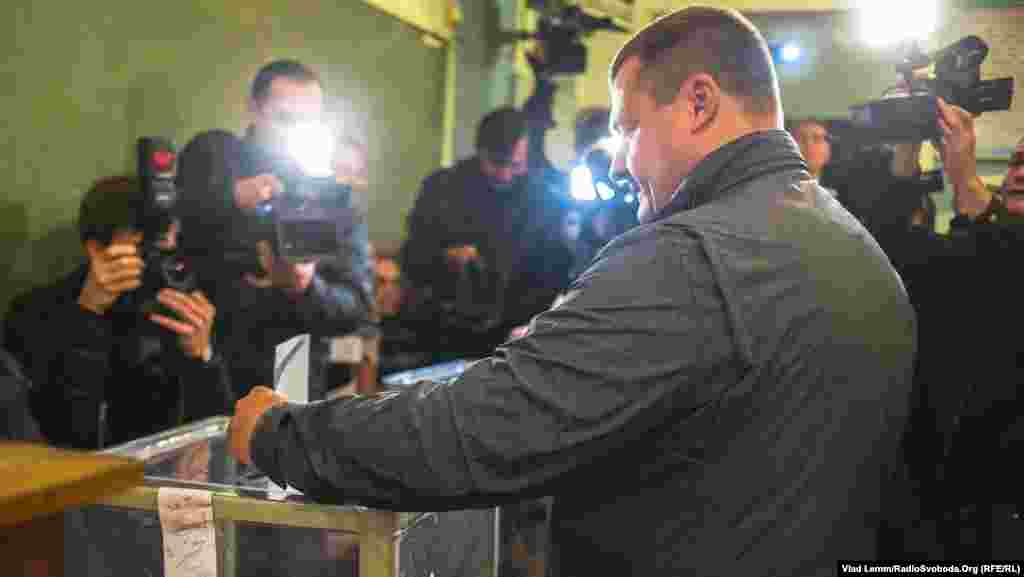 Кандидат у мери Дніпропетровська, лідер партії «Укроп» Борис Філатов на виборчій дільниці. Дніпропетровськ, 25 жовтня 2015 року