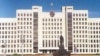 Бел-чыовона-белы сьцяг і герб Пагоня над Домам ураду ў Менску. Архіўнае фота