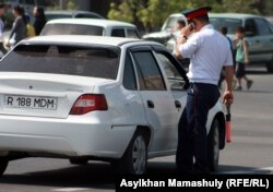 Дорожный полицейский остановил машину. Aктау. Иллюстративное фото.