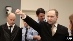 77 adamy öldürendigini boýun alýan Anders Breýwik suduň zalynda öz eden işine ökünmeýänligini nygtady. Oslo, 16-njy aprel, 2012.