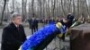 Президент України Петро Порошенко (ліворуч) і президент Польщі Анджей Дуда під час вшанування пам'яті жертв тоталітарного режиму. Харків, 13 грудня 2017 року