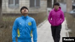 Натурализованные тяжелоатлетки Зульфия Чиншанло и Светлана Подобедова (справа), олимпийские чемпионки, результаты которых впоследствии аннулировал МОК.