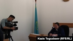 Оператор телеканала «Первый канал „Евразия“» снимает на камеру судью Бостандыкского районного суда Татьяну Черныш. Алматы, 8 июня 2016 года.