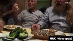 Рунэ Гокштад і Торы Мэнтʼярві каштуюць беларускі алькаголь
