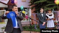 Олы Кайбыч мәктәбендә 1 сентябрь бердәм футболка да тәкъдим ителде. Аңа русча гына язылган
