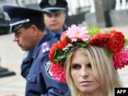 Анастасія Гришай біля будівлі парламенту в Києві, 2010 рік