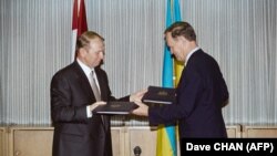 Бывший премьер-министр Канады Жан Кретьен (справа) и бывший президент Украины Леонид Кучма. Оттава, 1994 год