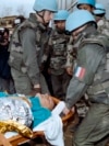 Bosnia-Herzegovina --UN personnel carry one of the victim of the Markale market place attack in Sarajevo at Sarajevo airport, February 06, 1994