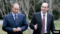 Russian President Vladimir Putin (L) and Armenian President Robert Kocharian walk at Bocharov Ruchei residence, January 24, 2007.