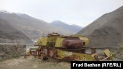 Разрушенный советский танк в Панджшерской долине.