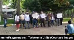 Tükrmenistanyň raýatlary Stambulda türkmen hökümetine garşy protest aksiýasyny geçirýär. Arhiw suraty. 2020 ý. Illýustrasiýa.