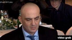 ოთარ ფარცხალაძე პირველად 2013 წლის 25 დეკემბერს - გადადგომამდე 5 დღით ადრე - გამოჩნდა კამერების წინ. უსიტყვოდ.