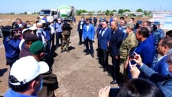Главы правительств Узбекистана и Казахстана на встрече с жителями Мактааральского района Туркестанской области РК.
