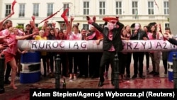 Акция протеста против энергетической политики Венгрии и импорта российской нефти через нефтепровод "Дружба" перед посольством Венгрии в Польше. Варшава, 4 июня 2022 года
