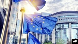 Zastava EU ispred zgrade Evropskog parlamenta (foto arhiv)