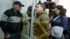 Народний депутат Надія Савченко (праворуч) спілкується з Володимиром Рубаном, керівником організації «Офіцерський корпус» під час судове засідання з обрання йому запобіжного заходу. Київ, 9 березня 2018 року