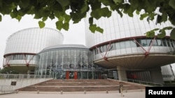 Страсбургский суд постановил, что российские власти должны выплатить сорока заявителям по обеим объединенным жалобам в общей сложности 945 000 евро в качестве компенсации морального ущерба, 281 800 евро в качестве материального ущерба и 44 500 в качестве компенсации юридических услуг