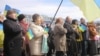Жителі Дніпра на віче співають гімн України, весна 2014 року