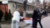 Роднини ги разнесуваат пациените од една на друга Клиника на Клиничкиот центар во Скопје.